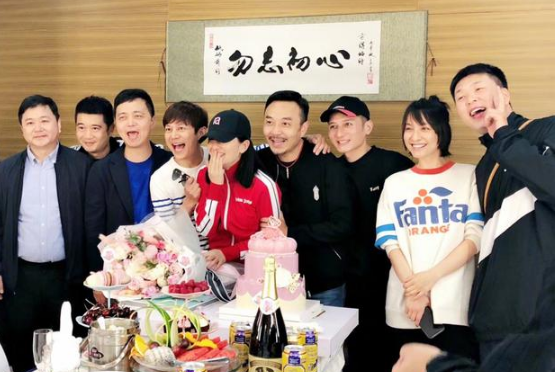 辣妈谢娜产后复出 汪涵探班与快乐家族合影